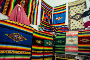 Una de la vestimenta más colorida y cultural: El sarape - Rasca Mapas