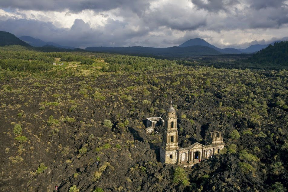 La iglesia sepultada por el Paricutín, el volcán más joven del mundo - Rasca Mapas - Rasca Mapas